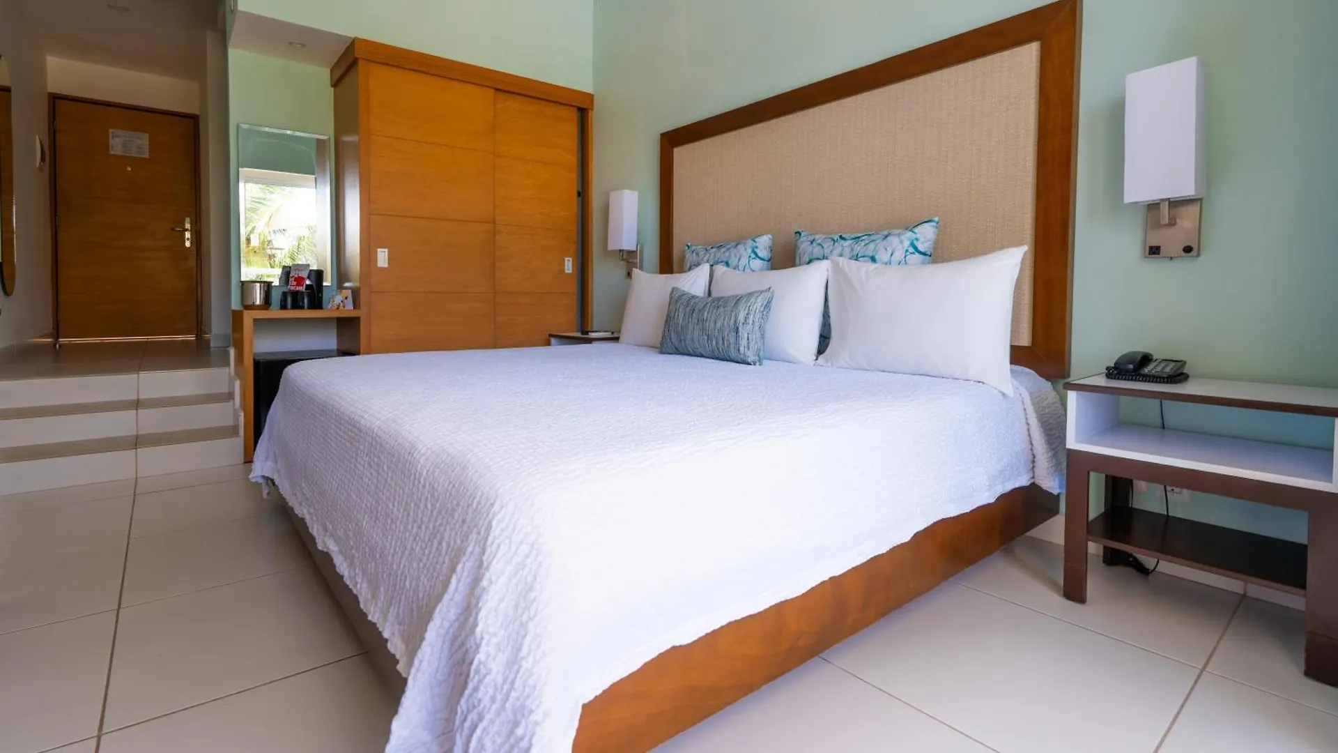 Cancun Bay All Inclusive Hotel Resort